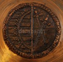 Gazdagon díszített címeres réz falitál, d: 21,5 cm