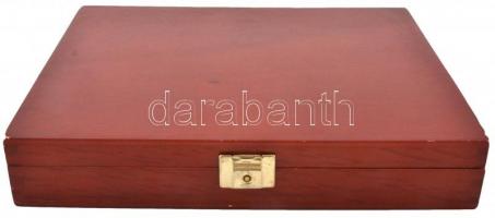 Fa érmetartó doboz 2db műanyag, bársony borítású érmetartó tálcával, összesen 24 férőhellyel