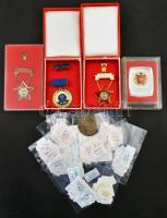 Vegyes tétel, benne 4db szocialista kitüntetés, 1db emlékérem, 6db kitüntetéshez járó igazolvány, 367db vasúti igazolvány bélyegek, közte Bognár György (1944-) 1996. "Magyar Vasút - 150 Éve Európában, Pest-Buda" Br emlékérem (42,5mm), "MÁV Szolgálati Emlékérem 40 év után" zománcozott fém jelvény T:vegyes