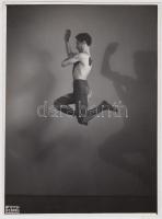 cca 1935 Foto Forrai: Felugrás műteremben, pecséttel jelzett vintage fotóművészeti alkotás Szentpál Olga (1895-1968): mozgásművésznő, koreográfus, pedagógus és szakíró gyűjteményéből, 24x18 cm