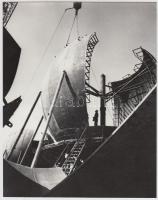 cca 1976 Leninváros, gáztartályok szerelése az épülő kőolaj feldolgozó üzemben, vintage fotó, 22x17,5 cm