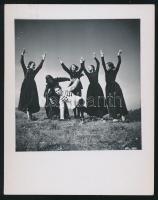 1936 Szöllősy Kálmán (1887-1976): Halottas szabadban, feliratozott vintage fotó, Szentpál Olga (Bp., 1895. dec. 14.-Bp., 1968. okt. 31.): mozgásművésznő, koreográfus, pedagógus és szakíró fénykép gyűjteményéből, 5,5x5,5 cm-es kép 8x6,5 cm-es fotópapíron