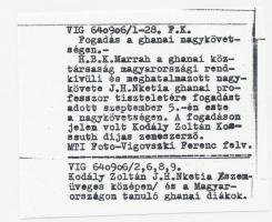 1964 Kodály Zoltán zeneszerző Magyarországon tanuló ghanai diákokkal, feliratozott vintage fotó, 19x...