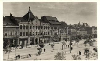 Marosvásárhely, Targu Mures; Széchenyi tér az Államrendőrségéi palotával, Nussbaum Testvérek üzlete, Muntern V. üzlete, Gyógyszertár, 'Box' Garázs, Benzin és Olaj / square, police station, shops, pharmacy, 'Box' Garage