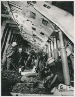 1975 Várpalota, szénbányászok az acélpajzsok védelmében, vintage fotó, 22x17 cm