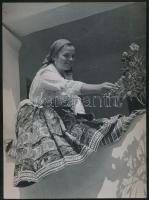 cca 1950 Osoha László (1899-1970): Sárközi lány, pecséttel jelzett vintage fotóművészeti alkotás, 23x17,5 cm