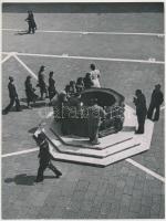 cca 1935 Osoha László (1899-1970): Turisták, pecséttel jelzett vintage fotóművészeti alkotás, 23x17,5 cm