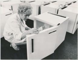 cca 1970 Jászberény, hatvan literes hűtőszekrények gyártása, vintage fotó, 17x22 cm