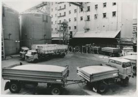 cca 1975 Budapest, a Ferencvárosi Malom udvara, vintage fotó, 17x24 cm