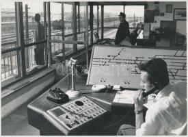 cca 1961 Budapest, Kőbánya teherpályaudvar irányító központja, vintage fotó, 17x23 cm