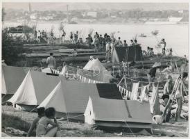 cca 1966 A Duna-túra résztvevői a Pokol-szigeten,vintage fotó, 17x24 cm