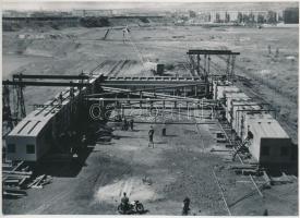 cca 1964 Budapest, az Erzsébet híd építése, 3 db vintage fotó, 18x13 cm