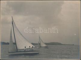 cca 1920 Balatoni vitorlások, jelzés nélküli vintage fotóművészeti alkotás Balogh Rudolf (1879-1944) hagyatékából, 21x28 cm