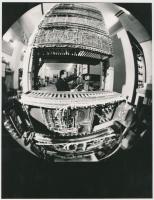 cca 1972 Székesfehérvár, a Videoton Gyárban készülnek a 1010B számítógépek, vintage fotó, 22,5x17,5 cm