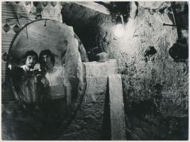 cca 1974 Tóth István (1954-2010): Egy ötlet, feliratozott vintage fotóművészeti alkotás, fiatalkori önarckép a székesfehérvári fotóművészről és barátjáról, 18x24 cm