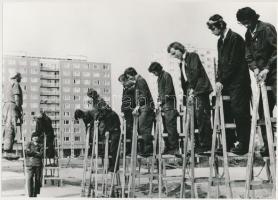 cca 1975 Festő-mázoló tanulók járni tanulnak... a létrával, vintage riportfotó, 16,5x23,5 cm