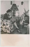 cca 1940 Lukács Margit (1914-2002) a Nemzet Színésze lakásában, 3 db vintage fotó, 18x12 cm