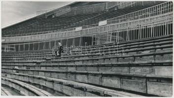 cca 1975 Zsigri Oszkár (1933-?): Csak ő jött el, feliratozott vintage fotóművészeti alkotás a szerző hagyatékából, 14x24 cm