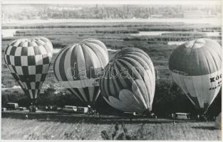 1983 Pákozd, hőlégballonok versenye a Velencei-tó partján, jelzés nélküli vintage fotó, 15x24 cm