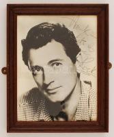 Rock Hudson (1925-1985) Négyszeres Golden Globe-díjas amerikai színész saját kezű aláírása egy a művészt ábrázoló fotón, üvegezett keretben, 25x20cm