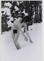 cca 1974 A hóember felesége, finoman erotikus fénykép, korabeli negatívról készült modern nagyítás, 13x18 cm / erotic photo, 13x18 cm