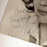 Jacqueline Bisset (1944-) brit színésznő   saját kezű aláírása egy a művésznőt ábrázoló fotón, üvege...