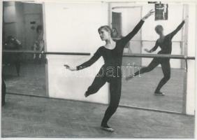 cca 1980 Balett próbateremben, 2 db vintage fotó, 8x11 cm