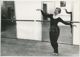 cca 1980 Balett próbateremben, 2 db vintage fotó, 8x11 cm