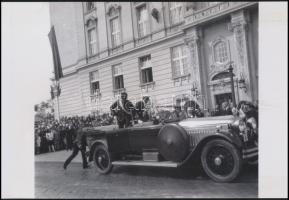 cca 1938 Horthy Miklós érkezése a ciszterci rend Szent Imre Gimnáziumához, korabeli negatívról készült modern nagyítás 20x30 cm-es fotópapírra