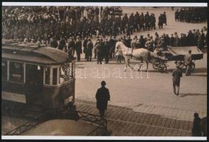 cca 1930 Budapest, 8-as villamos a Lánchíd pesti hídfőjénél, vintage fotó modern műtárgy másolata 10x15 cm-es fotópapírra