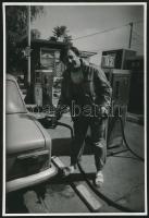 cca 1985 Molnár Csikós Virág: Benzinkutas, jelzés nélküli vintage fotóművészeti alkotás, 21x14 cm