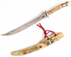 Keleti mintás karcolt szarú levélbontó fém rátéttel, jelzett, 13cm