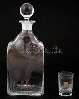 Nagyméretű italos üveg dugóval + felespohár, mindkettő vadász motívumokkal, jelzés nélkül, hibátlanok, m: 28 cm (üveg), d: 4,5 cm (pohár)
