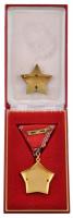 ~1970-1980. "Kiváló Munkáért" zománcozott fém kitüntetés miniatűrrel, eredeti tokban + &qu...
