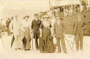 1913 Abbazia, women and men in front of a steamship, photo (EK)