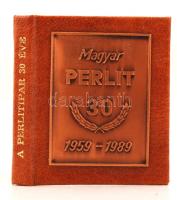 Tóth Pál (szerk.): A magyar perlit 30 éve.1959-1989. Budapest, 1989, Új Barázda Mgtsz. Műbőr kötésben fém plakettel, 5x4cm