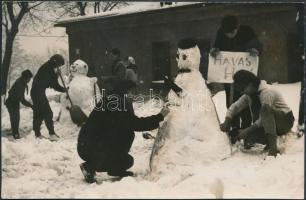 cca 1980 Hóemberépítés az udvaron, 2 db fotó, 10x15 és 18x12 cm
