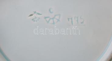 Körmöcbányai szecessziós dísztányér, kézzel festett, mázhibával, jelzett, d:17,5 cm