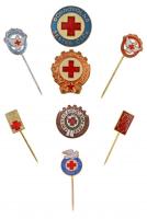 7db klf magyar és csehszlovák festett és zománcozott vöröskeresztes kitűző a szocialista időszakból T:2,2- 7pcs of mixedHungarian and Czechoslovakian painted and enamelled red cross pin from the socialist era C:XF,VF