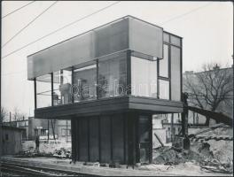 cca 1980? Épül a kispesti vasútállomás, 2 db nagyméretű fotó, hátulján feliratozva, 18×24 cm