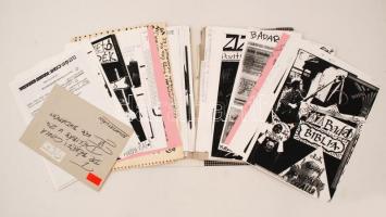 Bada Tibor (1963-2006): Kiállítási katalógusok, meghívók, fénymásolatok, legtöbbön a művész feljegyzéseivel, kb 50 oldal mappában