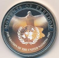 Libéria 2001. 10$ "Szabadság pillanatai - ENSZ megalapítása 1945." multicolor, tanúsítvánnyal T:PP felületi karc Liberia 2001. 10 Dollars "Moments of Freedom - Foundation of the United Nations 1945" multicolor with certificate C:PP slightly scratched