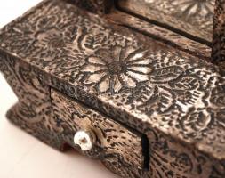 Ezüst lemezzel borított tükrös mini asztalka, cca 17x13x7cm