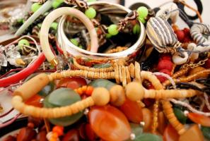 Nagy bizsu tétel nyakláncokkal, karperecekkel, kb. 30 db