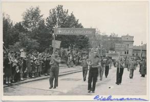 1945 MÁVAG-Hidászok május 1-én Szegeden, Liebmann Béla jelzett fotója, feliratozva, 9x13 cm