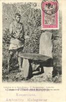 Ambositra, Tanala priant devant une pierre sacrée / Madagascarian folklore, praying Tanala in front of a sacred stone