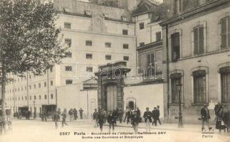 Paris, Boulevard de lHopital, Raffinerie SAY / SAY sugar refinery factory, workers outside