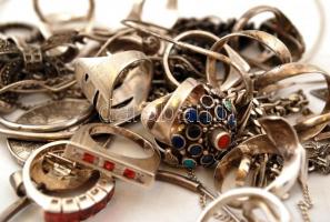 Vegyes nemesfém tétel: ezüst (Ag.) ékszerek: karkötők, gyűrűk, fülbevalók, stb., egy részük berakáso...