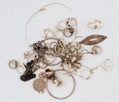 Vegyes nemesfém tétel: ezüst (Ag.) ékszerek: karkötők, gyűrűk, fülbevalók, stb., egy részük berakáso...