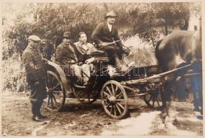 cca 1920 Kikocsizás előtt, Bagossy Sándor Fehérgyarmati műterméből, fotó kartonra kasírozva, 16x23cm